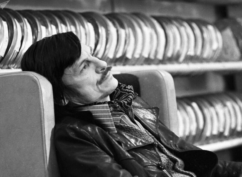 Andrey Tarkovsky circondato dalle pizze di pellicola nell'archivio